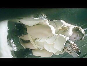 酒店女厕偷拍白色羽绒服小美女