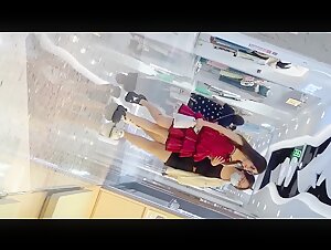 商场偷拍美女裙底风光精品 极品学生妹无内贴逼拍摄鼓鼓的馒头鲍鱼