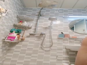 手机打开熄屏后台录像后放到卫生间偷拍姐姐洗澡 表姐还看了一下手机发现是黑屏就没在意