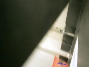 商场女厕全景偷拍几个漂亮小妞各种姿势嘘嘘人美B更美