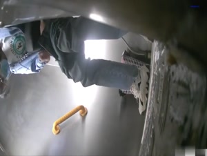 大专女厕全景偷拍众多的学妹前来嘘嘘各种美鲍轮番呈现3