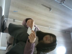 上班族小姐姐比较多的快餐店女厕，高清全景逼脸同框偸拍多位美眉方便，牛仔服美女蓝色内内湿了一块是什么情况