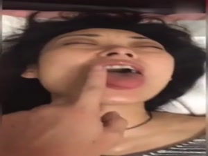 真实勾搭离异人妻长时间没有男人滋润，高潮表情销魂，爽到死去活来