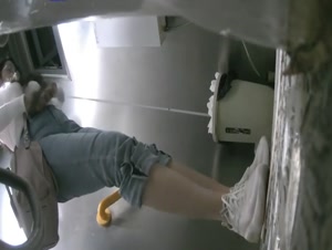 大学校园女厕全景偷拍漂亮眼镜学妹嘘嘘