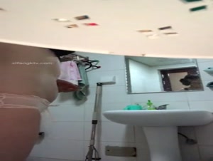 在哥哥家卫生间安装针孔偸拍小嫂子洗香香看完硬死了，脱光后嫂子的身材太正点了，羡慕死哥哥啦