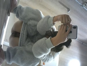 商场女厕全景偷拍嫩妹嘘嘘 人美B也嫩 真让人想舔一舔-1