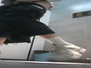 四月最新流出魔手外购 精品高清厕拍 商场女厕正面全景（美女塞棉棒）