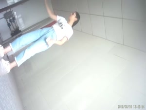办公楼女厕全景偷拍破洞牛仔裤美女的多毛小黑鲍