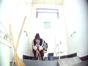 4月最新流出 风景区全景厕拍偷窥美女少妇尿尿绿鞋少妇逼上挂着一条经血