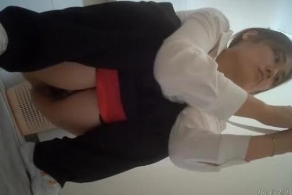 科技园女厕拍穿大红内裤闷骚型小俏妹,微微张开的两片嫩唇有点发涩