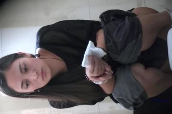 十二月最新流出精品厕拍 正面全景极品双镜头偷拍几个打扮时尚戴名表的富姐气质不输那些明星