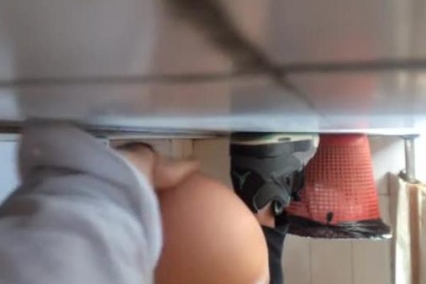 厕拍翻车条件不错的大学女孩穿着AJ屙尿，谁知一双大手覆盖了她的屁眼和B