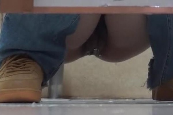 办公楼女厕偷拍蹲守气质优雅长发女神,饱满肥嫩的馒头穴让人欲火难耐