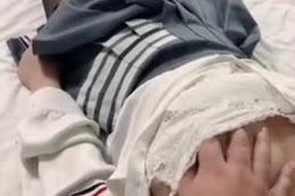 海角乱伦大神原创新作 醉奸长腿黑丝巨乳表妹 中途醒来反抗 从床上操到落地窗前