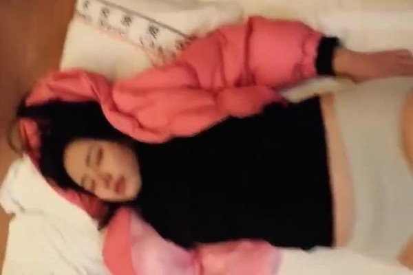 迷玩高颜值娇嫩亲小妹 翻弄眼睛大口吃鸡浅玩美穴含自述