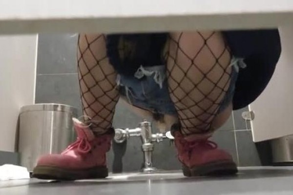 大神级精品厕拍 （FC封岚厕拍）精选三位极品大美女精品奉献