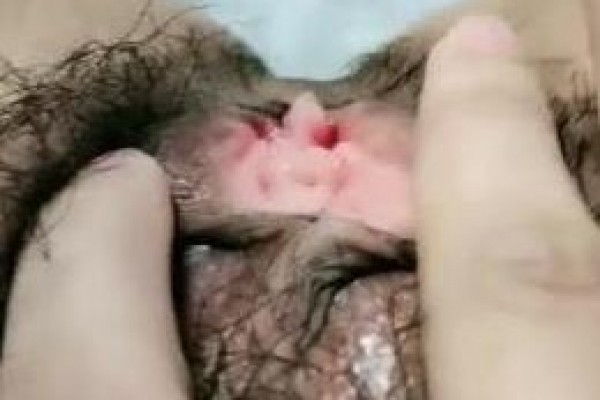 带眼镜的高挑白皙御姐饭妹子，蜜桃臀大屁股，红唇粉穴毛毛杂乱，掰穴小蝴蝶超粉肉芽