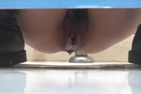 娱乐城女厕蹲守一身黑装气质少妇,两片肉唇剧烈蠕动把血挤出来了