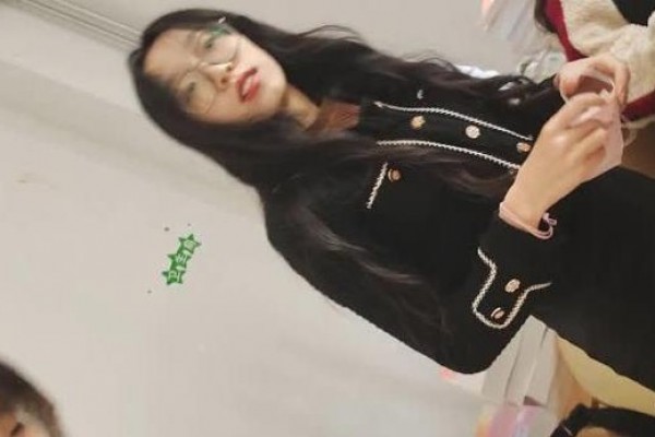 高校女厕屌丝厕拍学姐的逼还觉得不过瘾,还把学姐水杯偷到厕所洗鸡巴,最后看着学姐喝下去