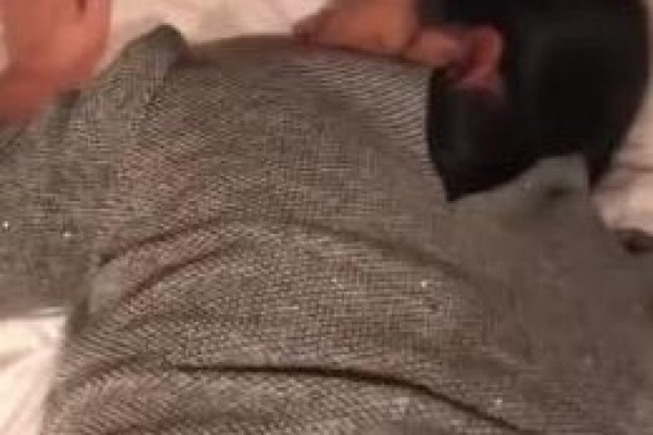 骚美人妻撅着屁屁被无套猛怼 被顶的分不清是疼还是爽了