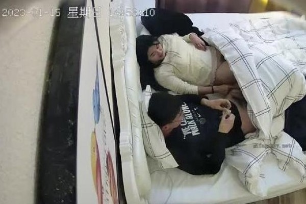 2023 1 15最新流出酒店偷拍 刚出来工作的年轻情侣发了年终奖出来开房乐呵一下妹子有点懒不大愿意动