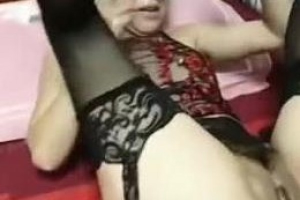 东北妩媚妈妈 第一次有点疼 你先蹭蹭 咋插不进去我也第一次 啊快点 疼 你舒服吗 阿姨掰着逼被无套爆菊