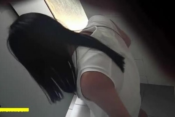 爆摄队女厕拍国内名门学院，看看有钱人家的小女孩的BB有什么不一样