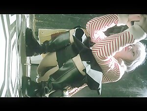 KTV女厕偷窥条纹衫美女嘘嘘尿完还不走占着茅坑