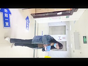 厕拍大神潜入医院女厕偷拍 要憋尿做B超的妹子做完后来厕所开闸泄洪