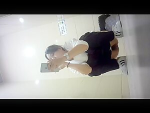 女厕偷拍刁刁的社会小妹，吸着烟撒尿，吐一口烟拉一点，快乐神仙~~