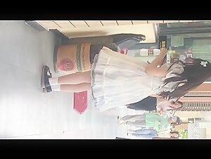 厕拍漂亮的白纱洛丽塔裙小姐姐 光线不好冒死开闪光灯也要把她的逼留住