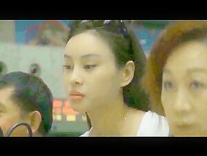 候车大厅女厕偷拍一位女神级别的美女 没想到黑逼毛却如此茂密