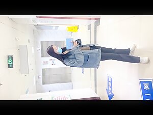 医院女厕蹲守独自做B超牛仔装美妞,微微张开的窄穴嫩洞真心馋人