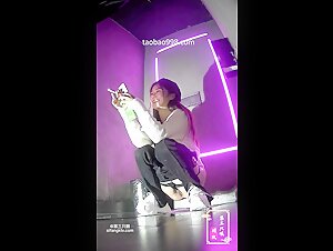 最新破解绝版未流出过精品厕拍 国内酒吧女厕偷拍-盛世容颜逼毛茂盛性感的美女