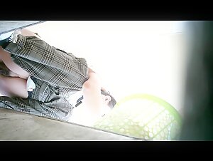 食品厂沟厕拍《全景三坑刁钻视角》几个不错的少妇