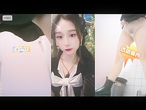 【原版极品厕拍】前后夹击双镜头偷拍透明骚内女神尿尿,附生活照