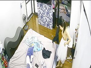 高清家庭摄像头破解意外偷拍到漂亮大奶骚妇和老公激烈做爱，