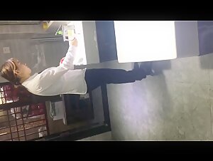 高档酒店女厕蹲守职业装美女前台,平滑的椭圆形微毛穴口真想插入