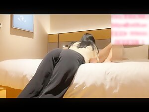 刺激绿帽打电话给老公 告诉老公在和同事加班 穿着衣服就被操了 饥渴的小荡妇 女白领偷情泄密流出