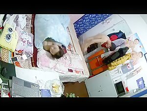 《破解居家摄像头》偷拍年轻小夫妻睡觉前来一炮