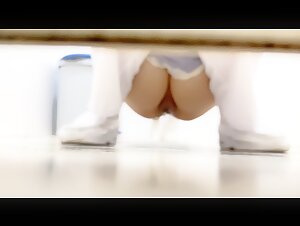 医院女厕全景偷拍美女医生的干净小美鲍