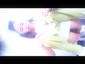 近双镜头偷拍风韵少妇尿尿 脸上的表情和逼上的微蠕动观察的一清二楚