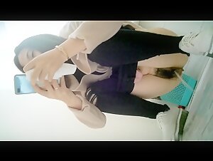 办公楼女厕全景偷拍美少妇的多毛大黑鲍