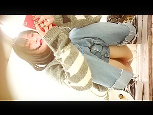 商场女厕偷拍牛仔裤小美女的粉红小嫩嫩鲍