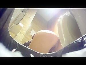 酒店女厕偷拍半蹲着尿短发少妇的小黑鲍