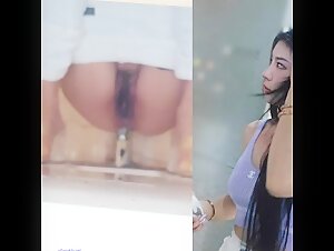 小县城路边公厕全景偷拍白裤子大长腿美女的已经发黑的鲍鱼