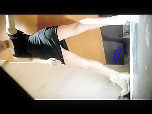 女厕偷拍手动用镜子反射光线照妹子的嫩穴补光.近距离高清拍她的私处