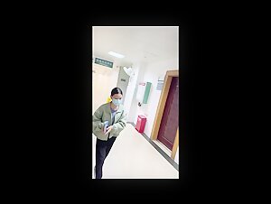 女厕闯拍！难得一遇的极品白虎小嫩穴，看着这么嫩的妹子直流口水