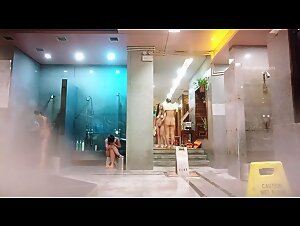 高档洗浴中心偷窥多位泡澡的少妇白花花的一片