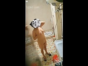 冒死偷拍妈洗澡，差点被发现。老妈的胸是我现实中见过最大的